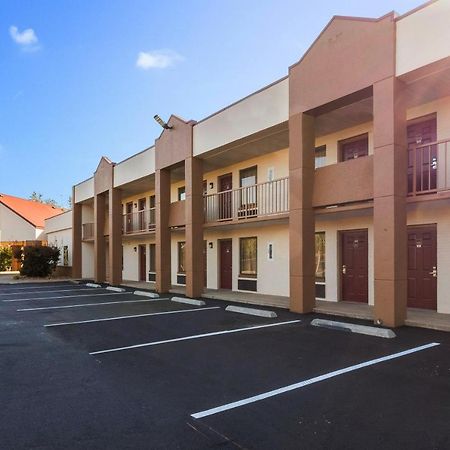 Red Roof Inn Clarksville Bagian luar foto