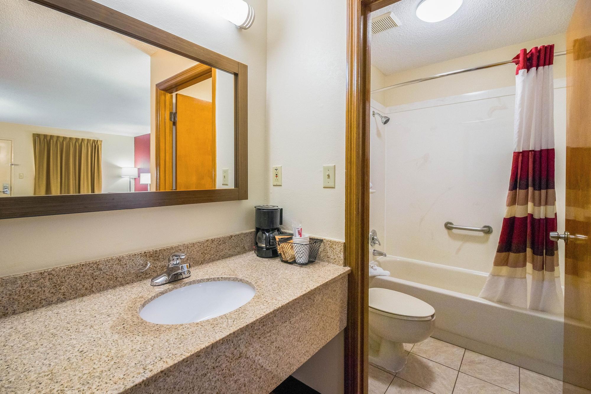 Red Roof Inn Clarksville Bagian luar foto