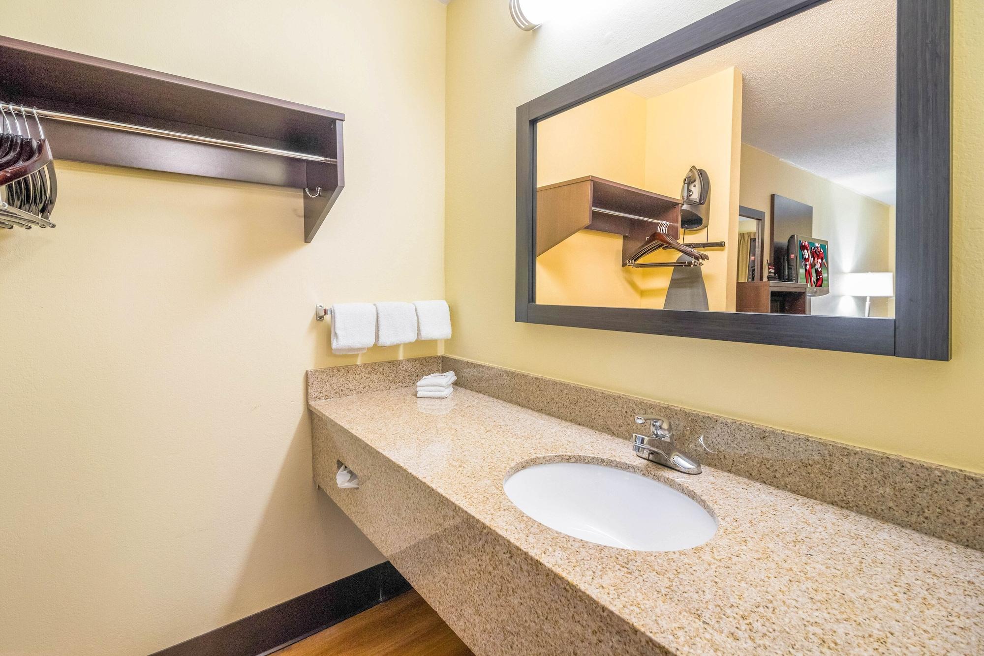 Red Roof Inn Clarksville Bagian luar foto